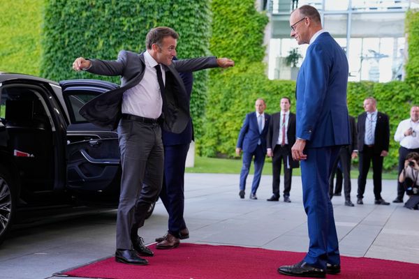 Канцлер Германии Фридрих Мерц приветствует президента Франции Эммануэля Макрона на саммите НАТО E5 в Берлине. - Sputnik Грузия