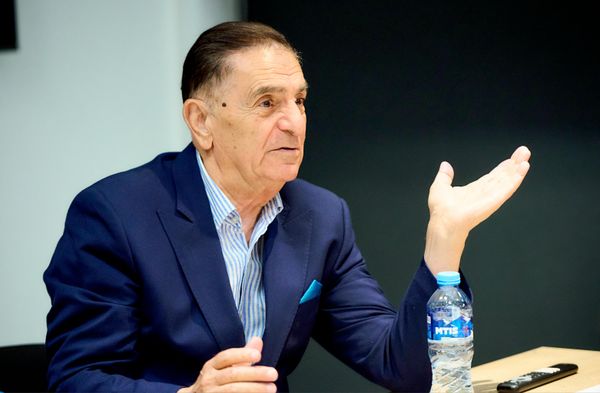გაზეთ „ვრასტანის“ რედაქტორი ვან ბაიბურთი თემას ისტორიული და ფსიქოლოგიური კუთხით მიუდგა. 1453 წელს ბიზანტიის დაცემასთან პარალელის გავლებისას მან აღნიშნა: მაშინაც, ისევე როგორც ახლა, დიდი სახელმწიფოები ერთმანეთთან ბრძოლით იყვნენ დაკავებული და ვერ შეამჩნიეს, როგორ გაქრა ზესახელმწიფო დედამიწის რუკიდან. - Sputnik საქართველო