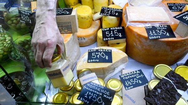 Продажа сыров на Даниловском рынке в Москве - Sputnik Грузия