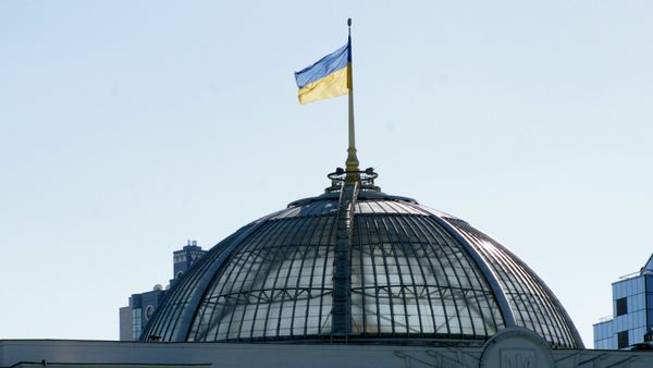 Флаг на крыше Верховной рады Украины в Киеве - Sputnik Грузия