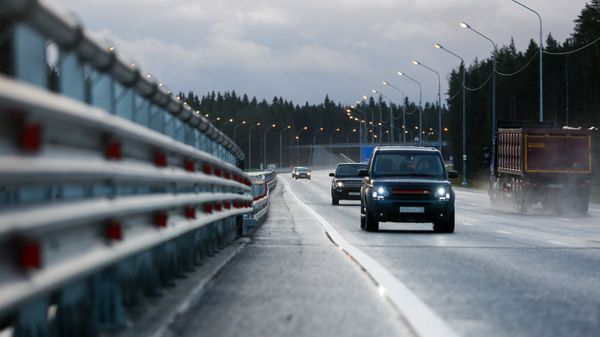 Автомобили на федеральной автомобильной дороге, архивное фото - Sputnik Грузия