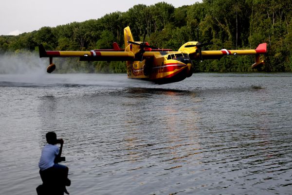 Пожарный самолет Canadair набирает воду из Сены, чтобы помочь в борьбе с лесным пожаром. - Sputnik Грузия