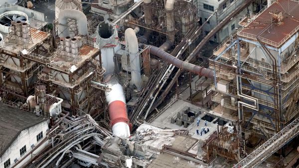 Упавшая дымовая труба на заводе в результате мощного землетрясения на японском острове Кюсю - Sputnik საქართველო