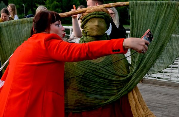 Театрализованное шествие на Елагином острове во время открытия XIV Международного фестиваля уличных театров Елагин парк в Санкт-Петербурге, Россия  - Sputnik Грузия