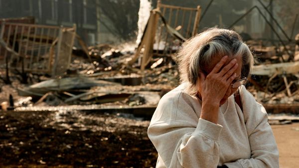76-летняя жительница города Спокан на фоне дома, пострадавшего от лесного пожара в Вашингтоне, США - Sputnik Грузия