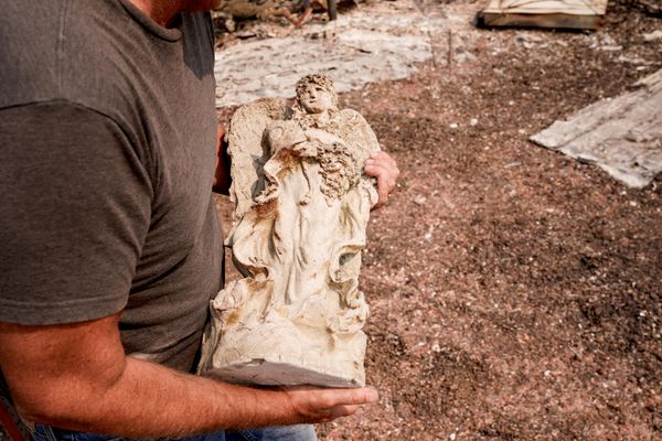 Статуэтка ангела, извлеченная из-под обломков дома, сгоревшего во время пожара в Спокане, штат Вашингтон, США. - Sputnik Грузия