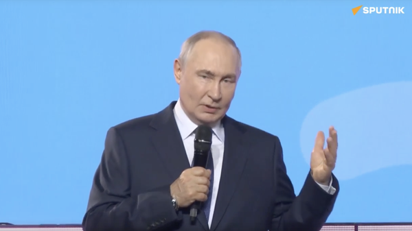 Путин выступает на церемонии закрытия Всероссийского конкурса Большая перемена - Sputnik Грузия