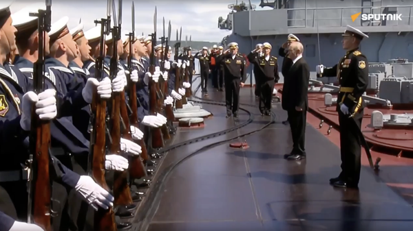 Путин посетил крейсер Варяг в Южно-Сахалинске - видео - Sputnik Грузия