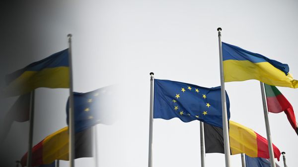 Флаг Украины и флаг с символикой Евросоюза - Sputnik Грузия