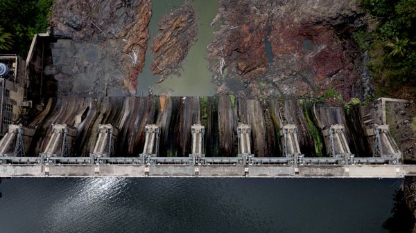 Плотина Каррайсо и низкий уровень воды в реке ниже по течению во время засухи в Трухильо-Альто, Пуэрто-Рико - Sputnik Грузия