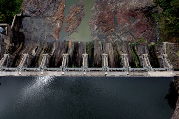 Плотина Каррайсо и низкий уровень воды в реке ниже по течению во время засухи в Трухильо-Альто, Пуэрто-Рико. - Sputnik Грузия