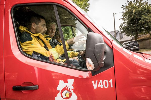 Король Бельгии Филипп едет в машине скорой помощи с пожарными во время лесного пожара. - Sputnik Грузия