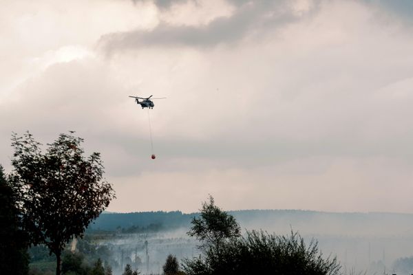 Полицейский вертолет готовится сбросить воду. - Sputnik Грузия