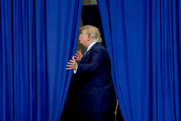 Президент США Дональд Трамп после выступления в Центре подготовки и разведки им. Дэвида С. Мака в Гарден-Сити, штат Нью-Йорк. - Sputnik Грузия