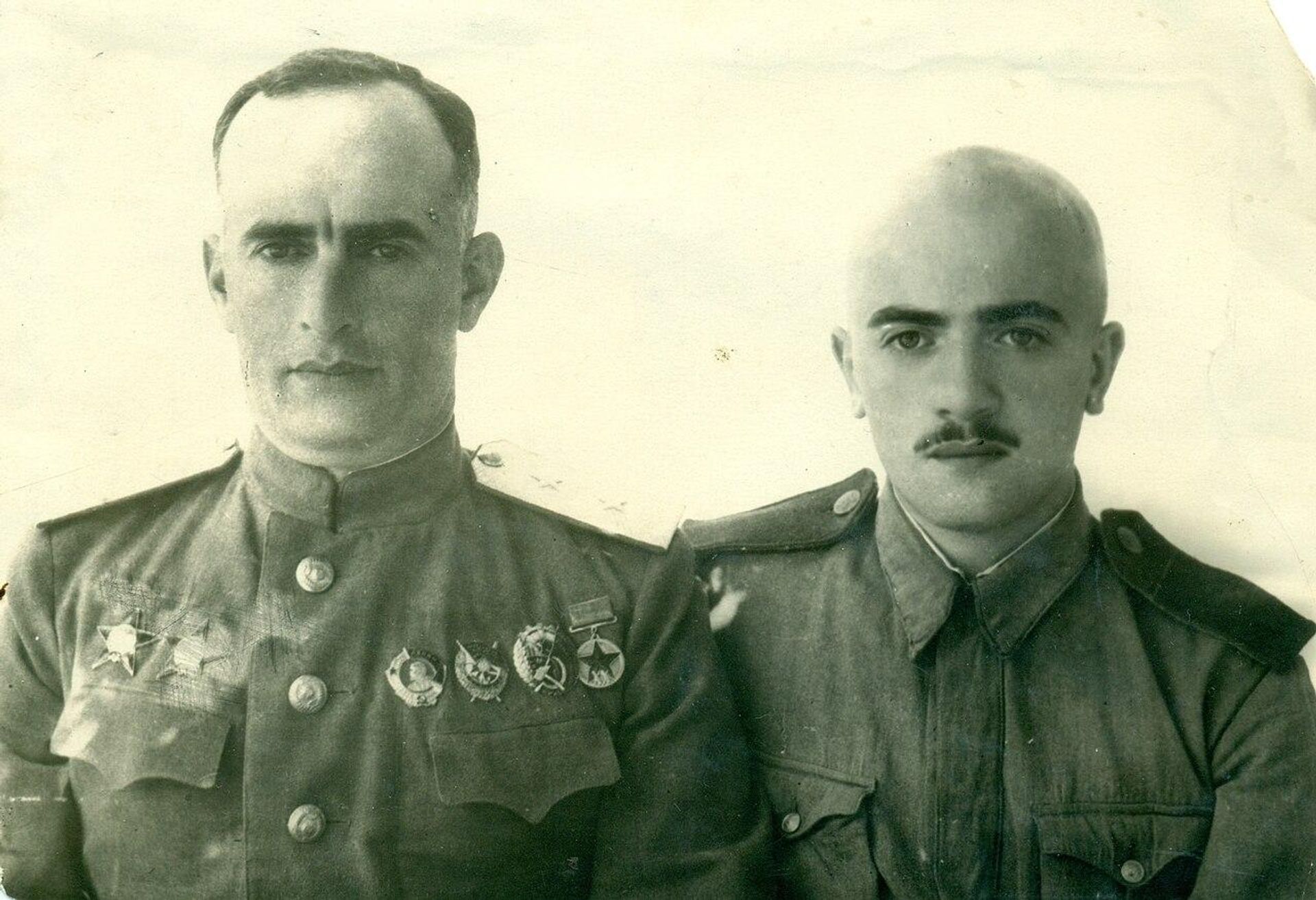 К. Н. Леселидзе и его сын Отар. 18-я армия. Июль 1943 года К. Н. Леселидзе и его сын Отар. 18-я армия. Июль 1943 года - Sputnik Грузия, 1920, 04.09.2026