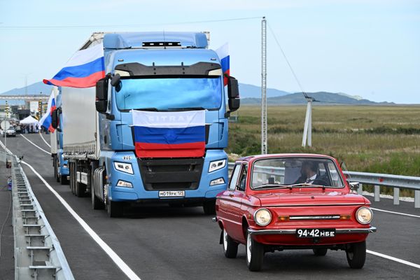 Николай Щербицкий за рулем автомобиля марки "Запорожец", который ранее принадлежал офицеру Красной армии Якову Новиченко. - Sputnik Грузия