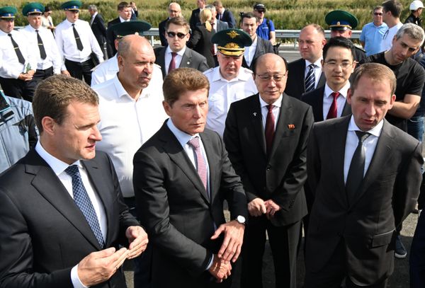 Министр РФ по развитию Дальнего Востока и Арктики Алексей Чекунков, губернатор Приморского края Олег Кожемяко, чрезвычайный и полномочный посол КНДР в России Син Хон Чхоль и министр природных ресурсов и экологии РФ Александр Козлов (слева направо) на открытии автомобильного моста через реку Туманную. - Sputnik Грузия