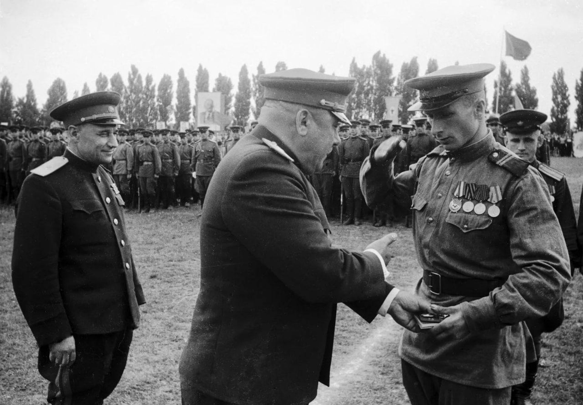Заместитель командующего армии, генерал-лейтенант Федор Волков (слева) вручает орден Ленина и медаль - Sputnik Грузия, 1920, 10.09.2026