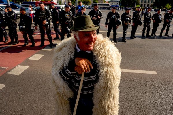 Большинство участников несли румынские флаги и пастушьи посохи, некоторые были одеты в традиционные овчинные накидки и меховые шапки. - Sputnik Грузия