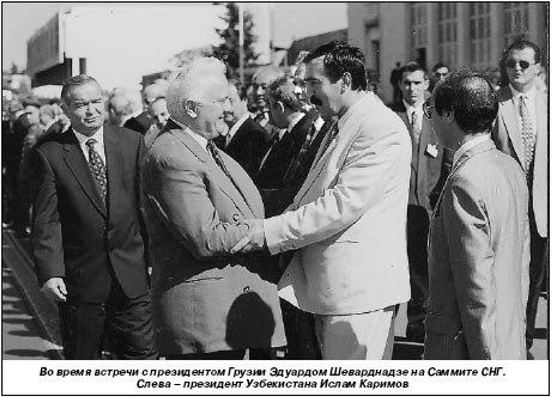 Во время встречи с президентом Эдуардом Шеварднадзе на саммите СНГ Во время встречи с президентом Эдуардом Шеварднадзе на саммите СНГ - Sputnik Грузия, 1920, 18.09.2026