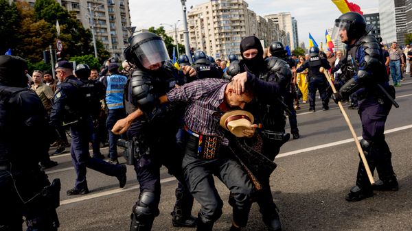 Сотрудники спецподразделения полиции задерживают участника акции протеста фермеров в Бухаресте, Румыния - Sputnik საქართველო