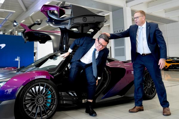 Премьер-министр Великобритании Энди Бернем выходит из спорткара McLaren W1 во время визита в Технологический центр McLaren, Великобритания. - Sputnik Грузия