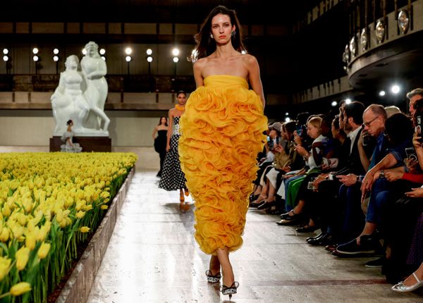 Модели демонстрируют новинки из коллекции Carolina Herrera сезона весна-лето 2027 на показе в рамках Недели моды в Нью-Йорке - Sputnik Грузия