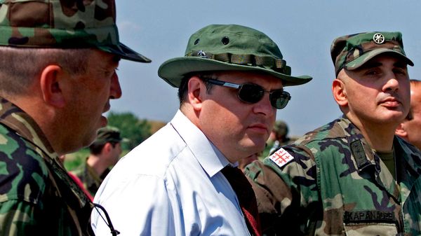 Политик Георгий Барамидзе (в центре) в 2004 году на полигоне в Вазиани, когда занимал пост министра обороны Грузии - Sputnik Грузия