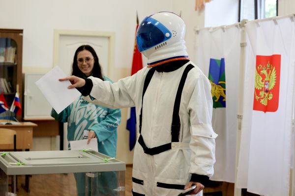 Избиратель в костюме космонавта опускает бюллетень в урну на парламентских выборах во Владивостоке, Россия. - Sputnik Грузия