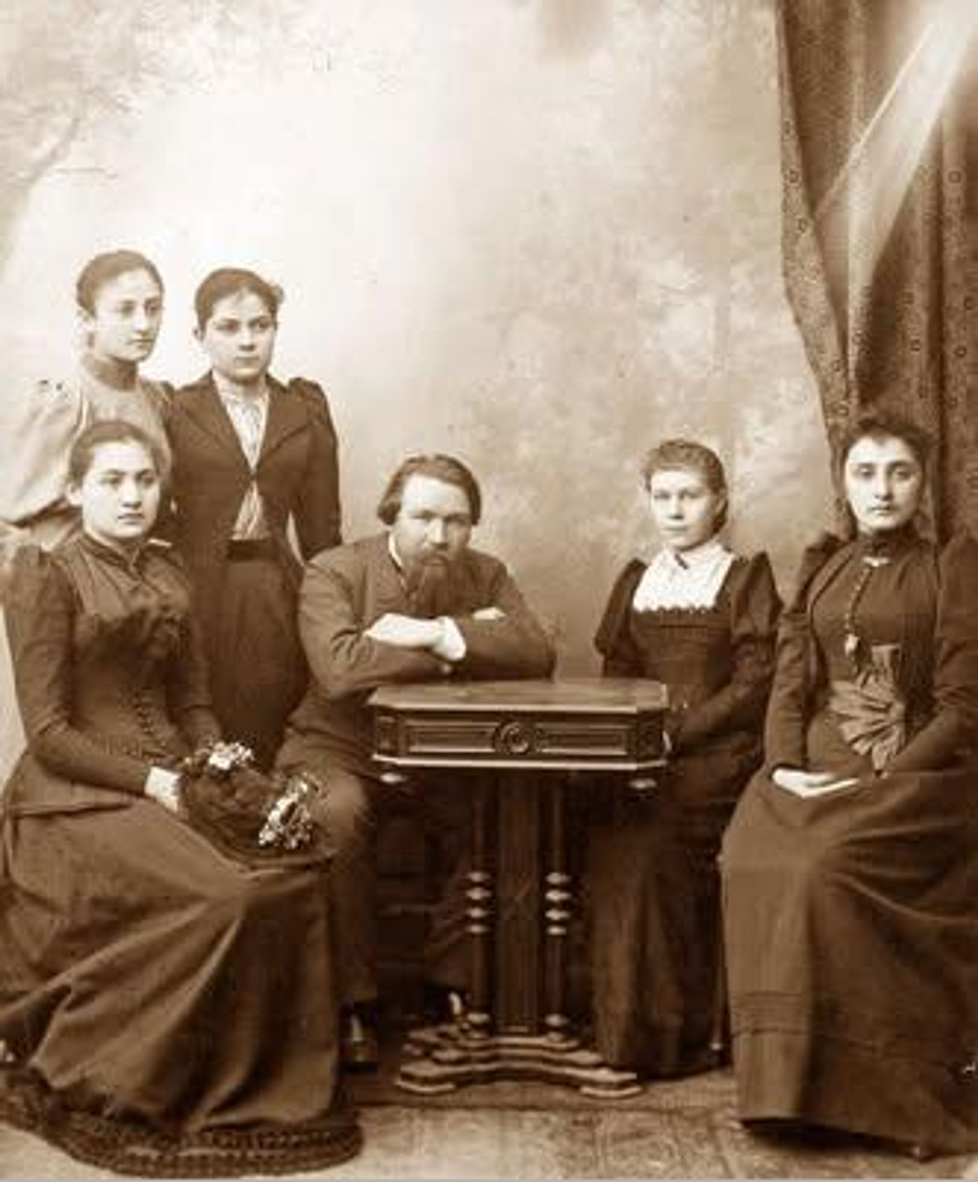 С ученицами Тифлисского музыкального училища. Конец 1880-х  - Sputnik Грузия, 1920, 28.09.2026