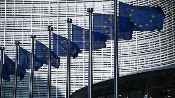 Флаги с символикой Евросоюза у здания Еврокомиссии в Брюсселе - Sputnik Грузия