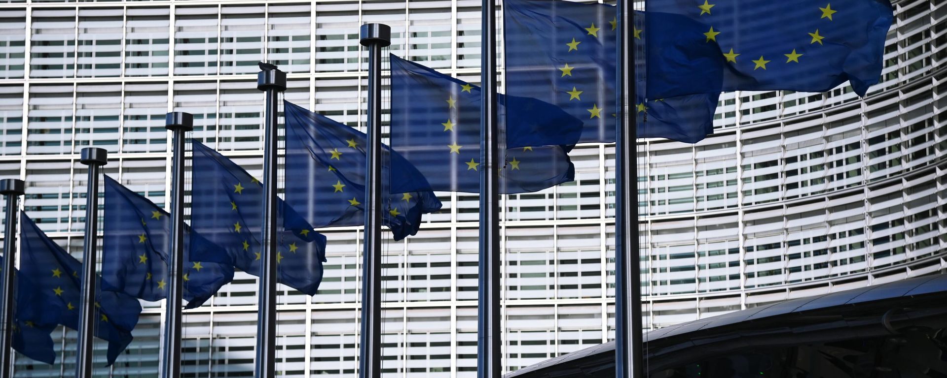 Флаги с символикой Евросоюза у здания Еврокомиссии в Брюсселе - Sputnik Грузия, 1920, 12.10.2026