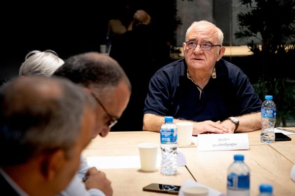 По мнению участников круглого стола, профессиональная дискуссия и тщательная проверка информации необходимы для борьбы с фейками и возвращения доверия к журналистике. - Sputnik Грузия