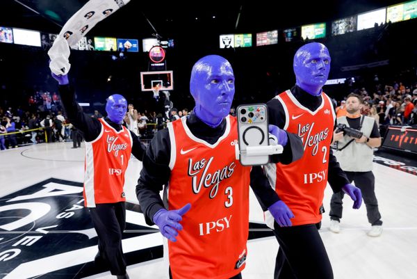 Участники Blue Man Group идут по площадке после того, как команда "Лас-Вегас Эйсес" обыграла "Индиана Фивер" в первом матче серии первого раунда плей-офф женской WNBA в Лас-Вегасе. - Sputnik Грузия