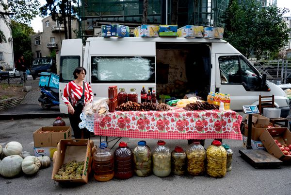 Жители сел привозят сюда свою продукцию - вино, сыр, фрукты и овощи, соленья.  - Sputnik Грузия