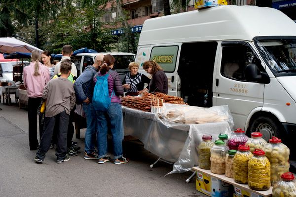 Если же свернуть на тихие улочки из исторического центра, мы оказываемся на настоящем "рынке".  - Sputnik Грузия