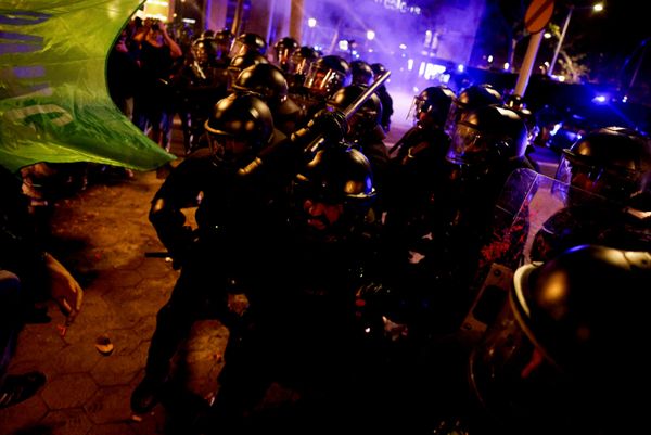 В результате задержали 13 человек, в том числе несовершеннолетнего. В результате задержали 13 человек, в том числе несовершеннолетнего. - Sputnik Грузия