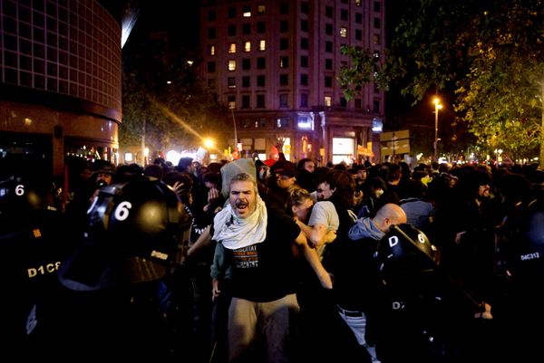 После завершения демонстрации часть протестующих разбила палаточный лагерь на площади Пуэрта-дель-Соль. После завершения демонстрации часть протестующих разбила палаточный лагерь на площади Пуэрта-дель-Соль. - Sputnik Грузия