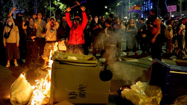 Барселона охвачена жилищными протестами: массовые поджоги в городе, десятки задержанных. ранены полицейские - Sputnik Грузия