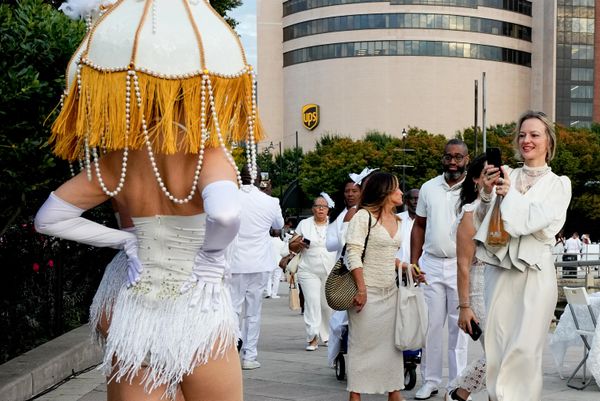 Участники прибывают на мероприятие Diner en Blanc в Нью-Йорке. - Sputnik Грузия