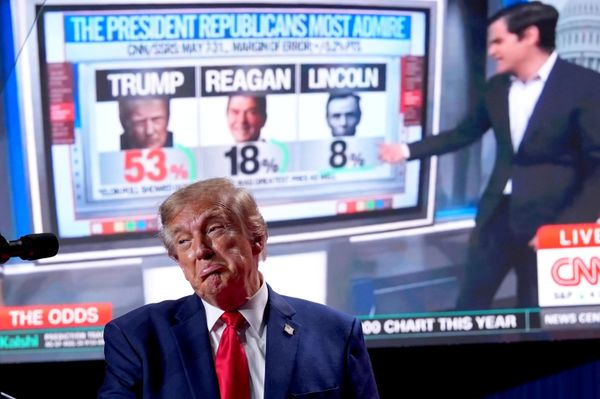 Президент Дональд Трамп реагирует на видео, демонстрируемое на экране во время предвыборного митинга в комплексе "Фримен Колизеум" в Сан-Антонио. - Sputnik Грузия