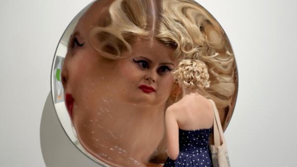 Инсталляция Inverse Reverse Perverse (Обратное, реверсивное, извращенное) художника Керита Уин Эванса, представленная во время пресс-показа выставки 90-е: искусство и мода в лондонской галерее Тейт Британия - Sputnik საქართველო