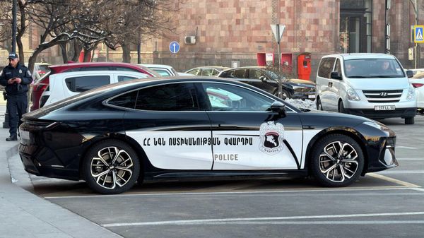 Машины полицейской гвардии в Ереване - Sputnik Грузия