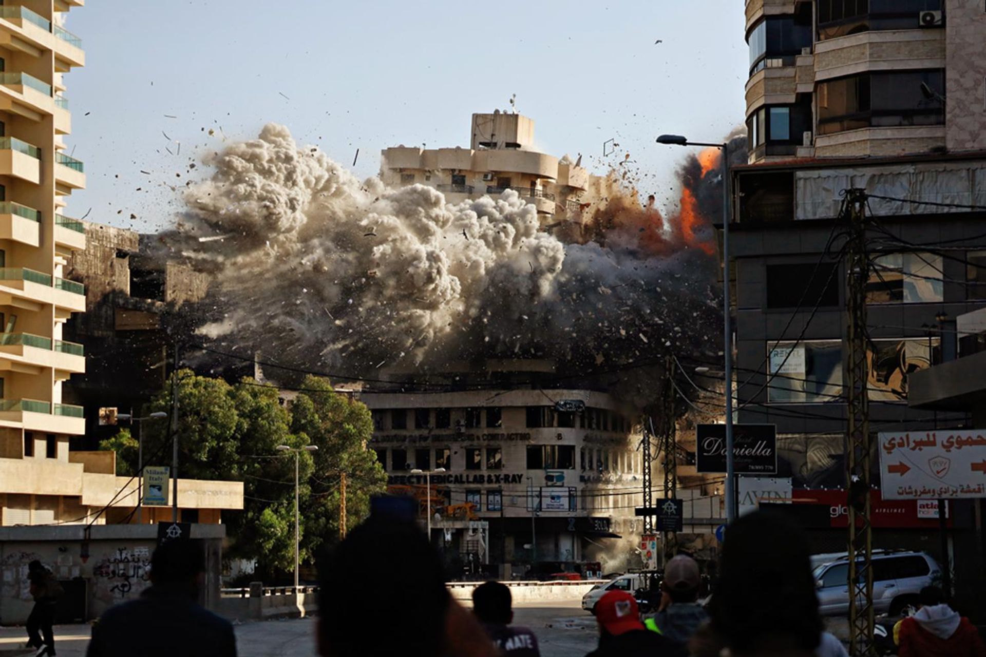 Работа из серии Lebanon, 2024–2025: Life Between Airstrikes ливанского фотографа Abdul Kader Al Bay. Гран-при Работа из серии Lebanon, 2024–2025: Life Between Airstrikes ливанского фотографа Abdul Kader Al Bay. Гран-при - Sputnik Грузия, 1920, 21.10.2026