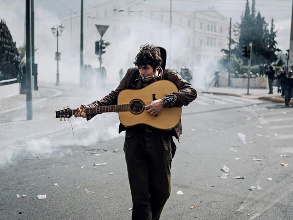 "Протестующий гитарист" греческого фотографа Аггелоса Барая. На фото – молодой уличный гитарист Алекс возле здания парламента в центре Афин во время столкновений между демонстрантами и полицией. Второе место в номинации "Портрет. Герой нашего времени". - Sputnik Грузия