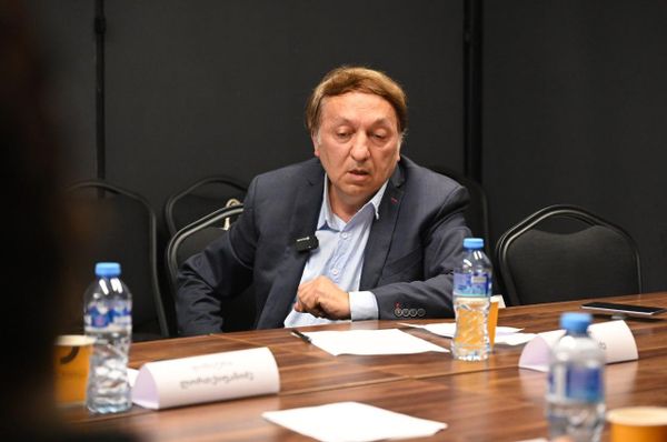 В ходе круглого стола участники обменивались мнениями о вызовах, стоящих перед Грузией, и возможных последствиях глобального противостояния.На фото: Эксперт по международным вопросам Васо Капанадзе. - Sputnik Грузия
