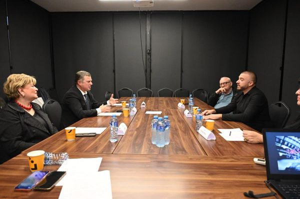 მსჯელობა შეეხო არა მხოლოდ მიმდინარე სიტუაციას, არამედ იმასაც, თუ როგორ შეიძლება იმოქმედოს კონფლიქტის შესაძლო დასრულებამ საქართველოს შემდგომ განვითარებასა და რუსეთთან მის ურთიერთობებზე. მრგვალი მაგიდა იქცა პლატფორმად მსოფლიო პოლიტიკაზე, რეგიონულ უსაფრთხოებასა და ცვალებად გეოპოლიტიკურ პირობებში საქართველოს მომავალზე მოსაზრებების გასაზიარებლად. - Sputnik საქართველო