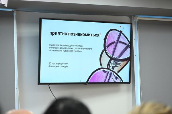 Во время мастер-класса Виктория Давид поделилась профессиональными знаниями и объяснила, как грамотная работа с ИИ помогает экономить время при подготовке визуальных материалов. - Sputnik Грузия