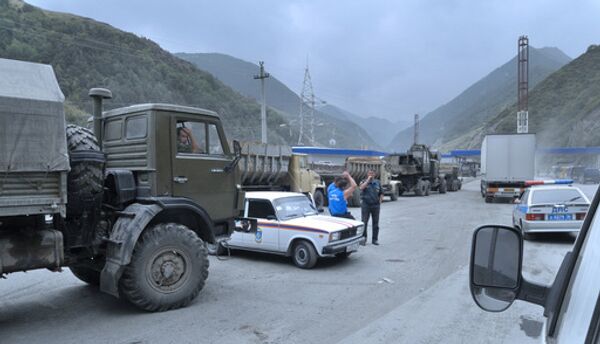 Очередь грузовых автомобилей на пограничном таможенном пункте при въезде из Северной Осетии в Южную. - Sputnik Грузия