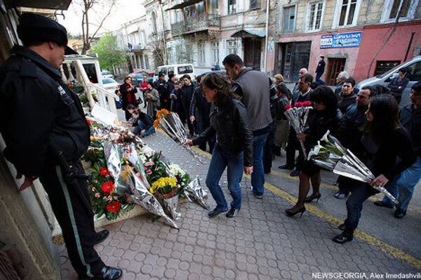 Как только в Тбилиси узнали о гибели Качиньского, у посольства Польши стали собираться люди.  - Sputnik Грузия